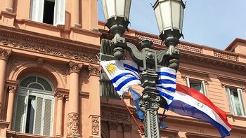 Las insignias de Uruguay y