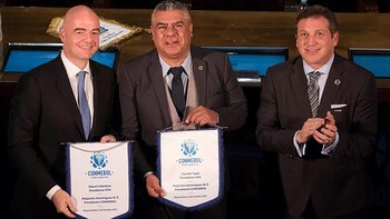 Infantino (FIFA), Tapia (AFA) y
