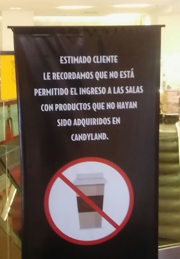 Uno de los tantos carteles