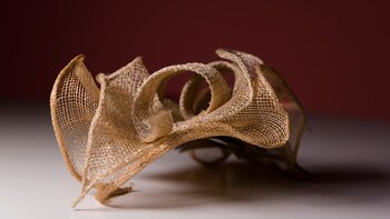 Tocado en sinamay rosa nude