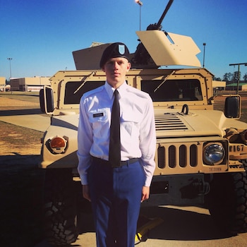 Matthew Cobos con su uniforme.