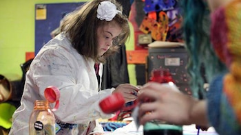 Sus padres y amigos la