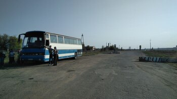 Un autobús detenido en un