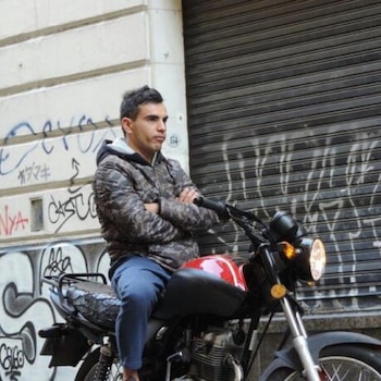 En “El Maestro”, Ayala interpreta