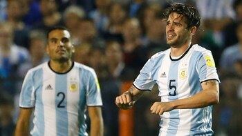 Gago mira al banco de