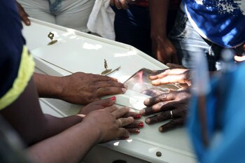 El ataúd de Ana Clara, una niña de cuatro años que murió en el incendio (AFP)