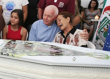 Parientes y amigos durante el funeral de la maestra Helley Batista, que murió para intentar salvar a los niños (AFP)