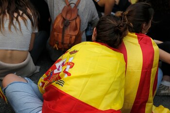 Una joven envuelta en una