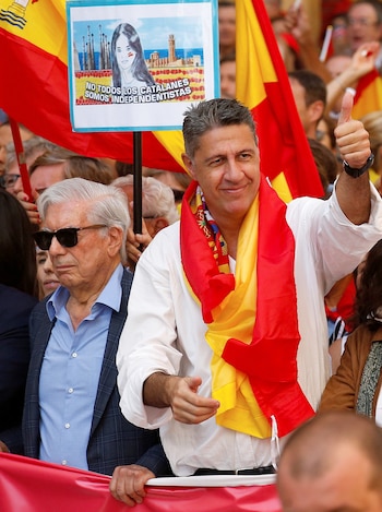 Mario Vargas Llosa, junto al