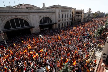 La multitudinaria marcha en Barcelona en favor de la unidad fue organizada por la Sociedad Civil Catalana (Reuters)