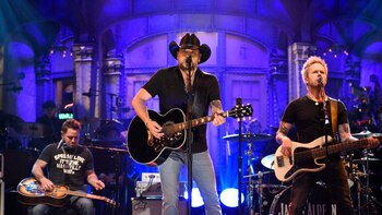 Jason Aldean en Saturday Night Live (Twitter: @CMT)