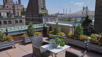 La terraza tiene 230 metros cuadrados y fue lugar de múltiples fiestas y reuniones del mundo de Hollywood (Brown Harris Stevens)