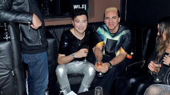 El brindis con toda su comitiva, impulsado por el RP Mike Cameroni, junto a Cristian Castro, Camila Hadad y su manager, Fernando Szereszevsky.