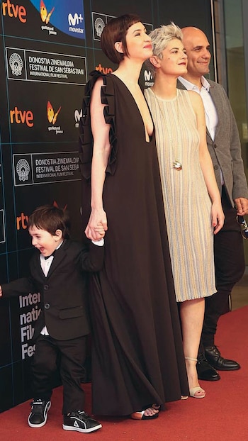 Sofía Gala y su hijo, Dante Della Paolera –debut actoral–, posaron en la red carpet del Festival junto a Berneri y el guionista, Javier van de Couter.