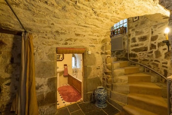 Una de las habitaciones se encuentra en el sótano, con un camino de piedras que lleva al dormitorio (Airbnb)