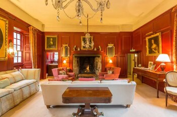 La sala de estar, sillones y obras de arte (Airbnb)