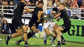 Matías Ortando, rodeado por tres.