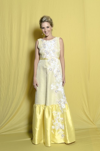 Carla Peterson en diseño bordado en degradé, volado en falda y corte princesa, by Adrian Brown. Joyas Debbie. Fotos: Diego García – Gente