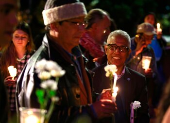 Vigilia en el centro de Bogotá para conmemorar los cocaleros muertos en Tumaco, en la frontera con Ecuador (AFP)