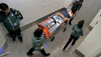 Kim Jong Nam siendo trasladado al hospital desde el Aeropuerto Internacional de Kuala Lumpur
