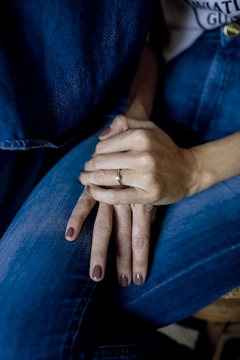 El anillo de compromiso que le regaló Juan luego de proponerle casamiento.