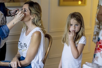 Lala en plena sesión de make-up junto a su hija menor, Isabel, en una suite de Astilleros Milberg, horas antes de la boda