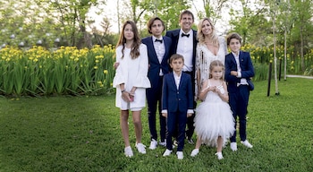 Desde la izquierda: Juana (13), Valentín (14), Juan Pablo Varsky (46), María Laura Bruzoni (40), Felipe (9), Benjamín (8) e Isabel (5).