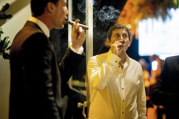Para celebrar, Juan Pablo disfrutó de un habano