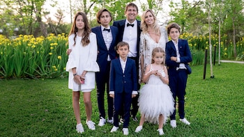 La familia ensamblada: Juana (13), Valentín (14), Juan Pablo Varsky (46), María Laura Bruzoni (40), Felipe (9), Benjamín (8) e Isabel (5).