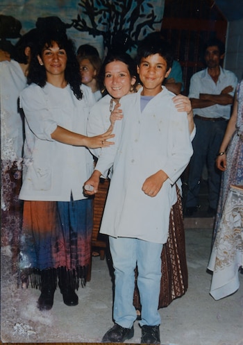 En la escuela José María Paz de su pueblo natal, con sus maestras María Ester y Mercedes