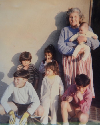 Junto a su abuela María Antonia y sus primos. En aquellos años salía a pedir para comer y vivir, incluso en pueblos vecinos a Oncativo