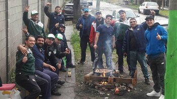 Sindicalistas apostados frente al ingreso