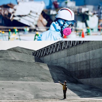 Trabajadores en medio de las tareas de contención en Fukushima, Debajo, un muro contenedor espera contener el avance del agua en una planta nuclear costera