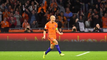 Robben marcó los dos goles ante Suecia (Reuters)