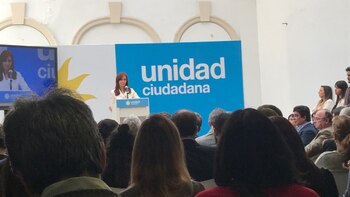 Infobae estuvo en la última fila de la conferencia de prensa