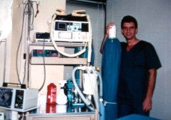 El doctor Alberto Barberis en su consultorio de Posadas.