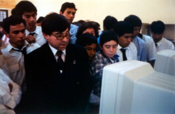 El profesor Daniel Reyes con los chicos que ganaron en las Olimpiadas de Geografía.