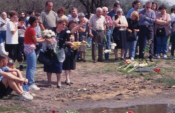 Dolor infinito. Los familiares de las víctimas llegaron hasta el lugar del accidente llevando flores para despedir a sus seres queridos