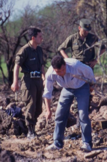 Los lugareños y los técnicos que recorrieron la zona no salían de su sorpresa. “La máquina superó la barrera del sonido. Cayó como un lápiz de punta”, opinaban.