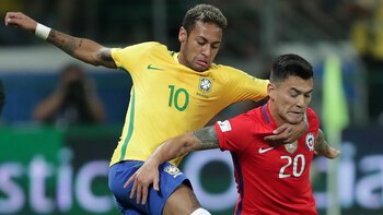 Neymar y Aranguiz disputan en balón en un primer tiempo muy igualado en San Pablo (EFE)