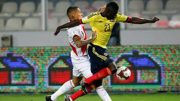 El peruano Paolo Guerrerom autor de un gol, lucha la pelota con el colombiano Davison Sánchez (Reuters)