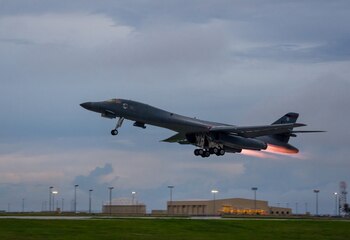 Un bombardero B-1B Lancer despega para la misión este martes a la noche (Reuters)