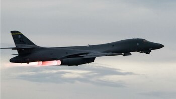 Un bombardero B-1B Lancer de la fuerza aérea estadounidense despega desde la base de la fuerza aérea Andersen Air en la isla de Guam (Senior Airman Jacob Skovo-Lane/U.S. Air Force/via REUTERS)