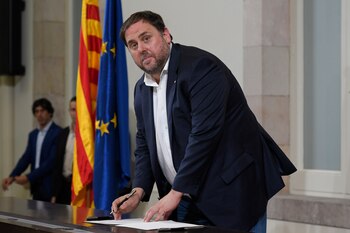 El vice presidente catalán Oriol Junqueras firma el documento sobre la independencia catalana (AFP)
