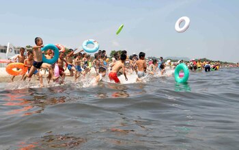 Niños de escuela jugando en