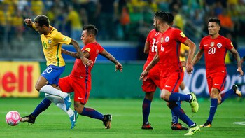 Chile perdió 3-0 con Brasil