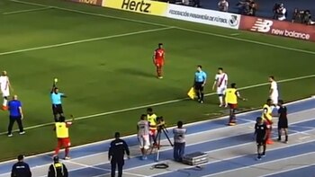 El árbitro amonestó al jugador