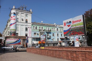 Los carteles patrióticos se repiten