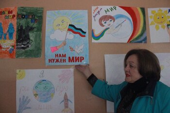 Tatiana Nikolaevna, junto a dibujos