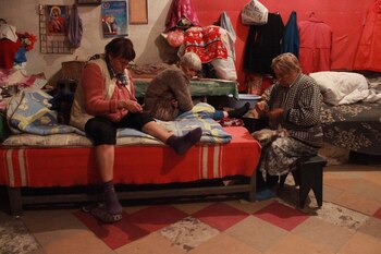 Los habitantes del bunker juegan